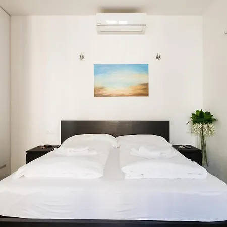Days - Open-plan With Ac Near National Theatre