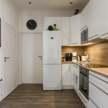Days - Open-plan With Ac Near National Theatre *