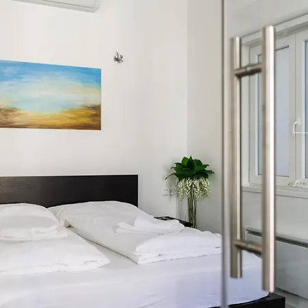 Days - Open-plan With Ac Near National Theatre
