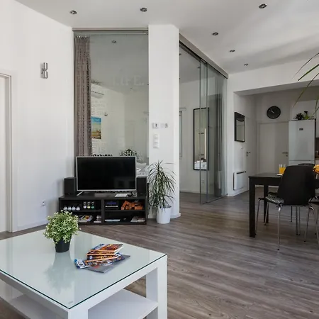Days - Open-plan With Ac Near National Theatre Apartment