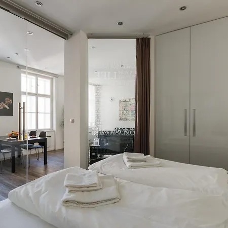 Apartment Days - Open-plan With Ac Near National Theatre