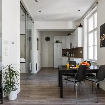 Days - Open-plan With Ac Near National Theatre