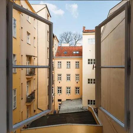 Apartment Days - Open-plan With Ac Near National Theatre *