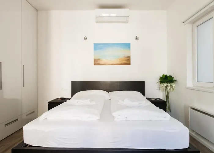 Days - Open-plan With Ac Near National Theatre