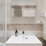 Days - Open-plan With Ac Near National Theatre
