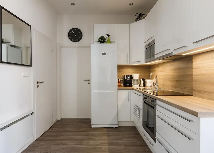 Days - Open-plan With Ac Near National Theatre *