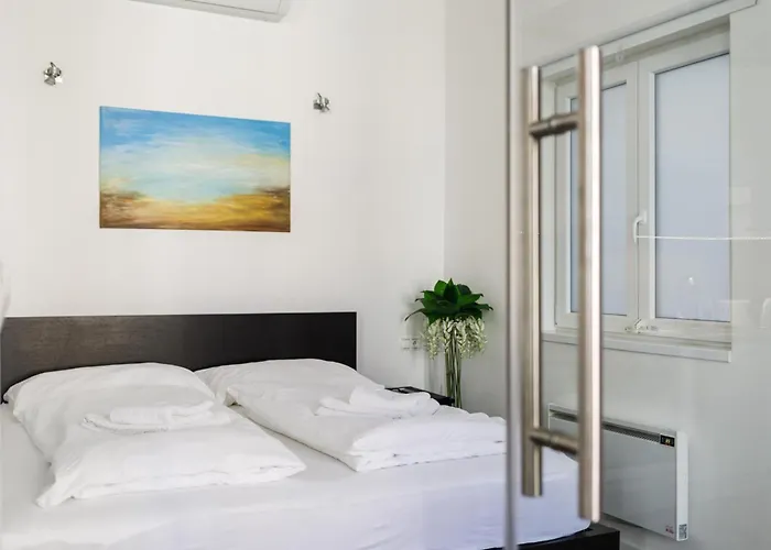 Days - Open-plan With Ac Near National Theatre