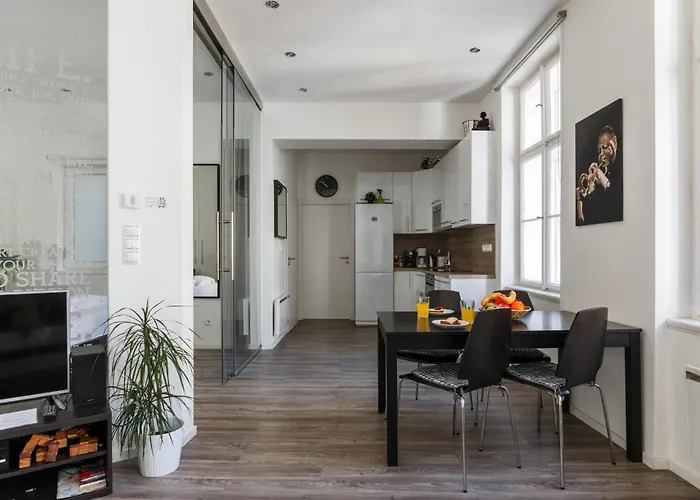 Days - Open-plan With Ac Near National Theatre