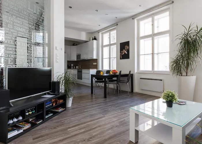 Days - Open-plan With Ac Near National Theatre *